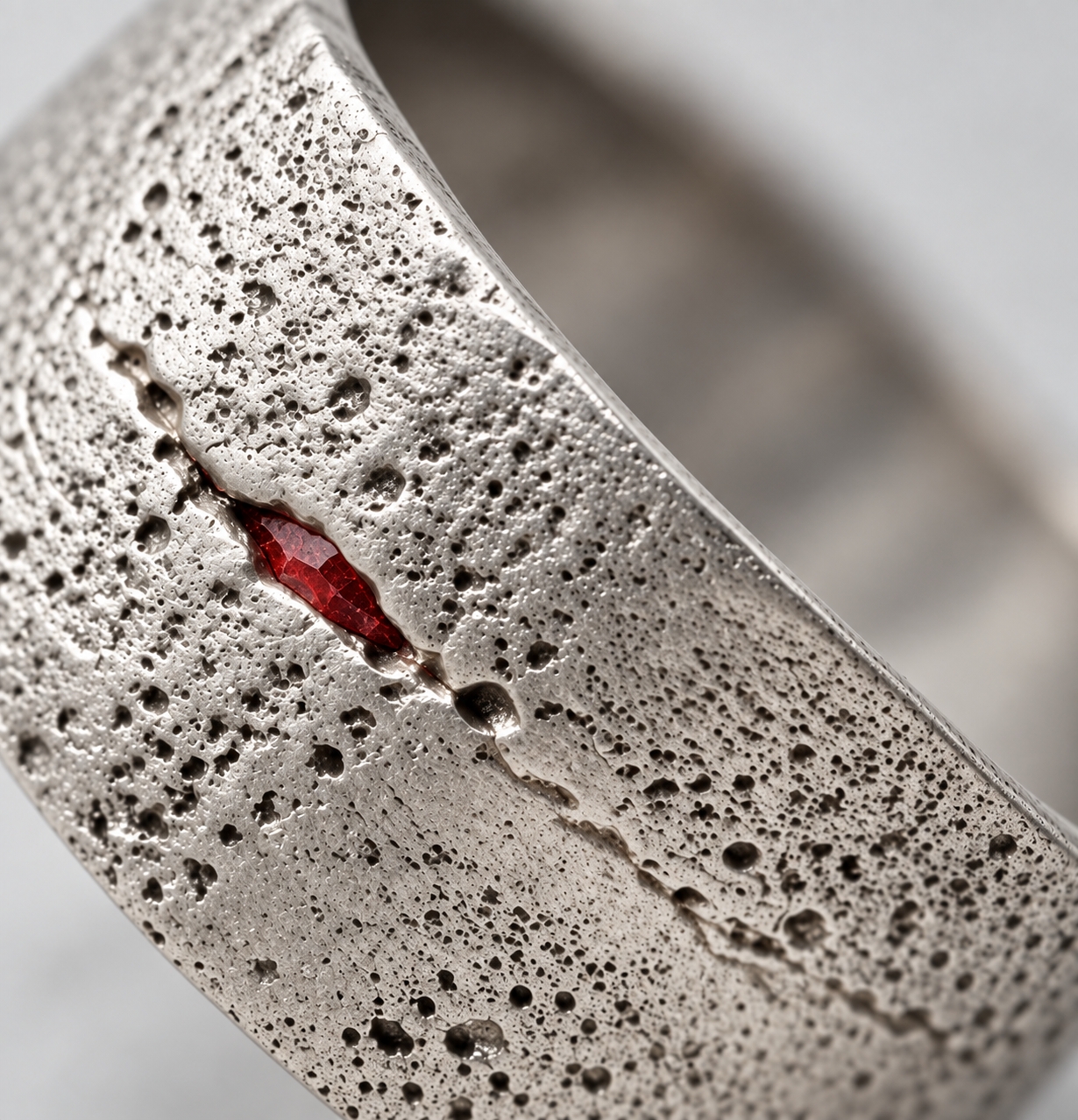 Detalle de la grieta con piedra roja — Petra Brute